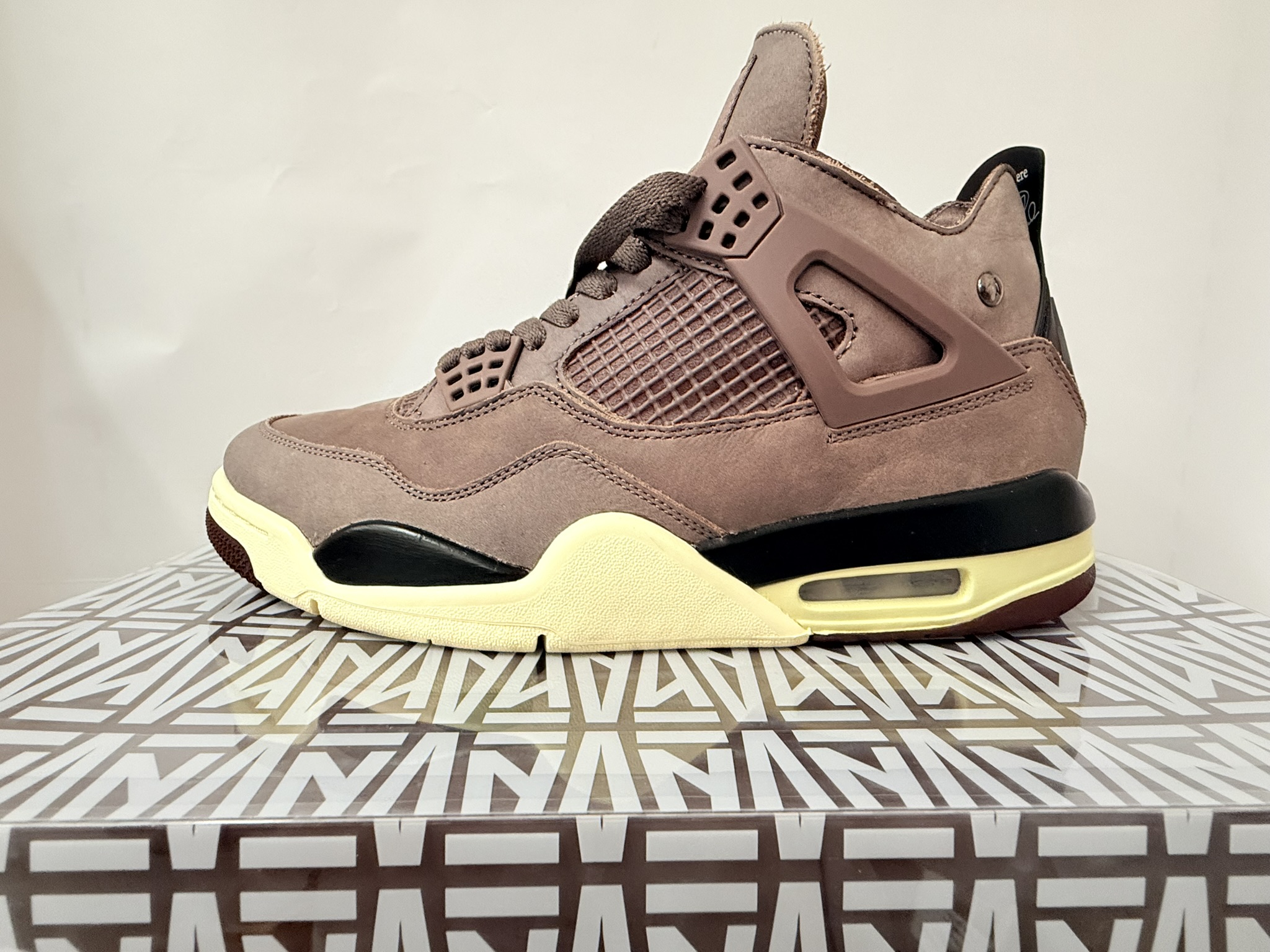 A Ma Maniére × Nike Air Jordan 4 "Violet Ore"（NIKE スニーカー）