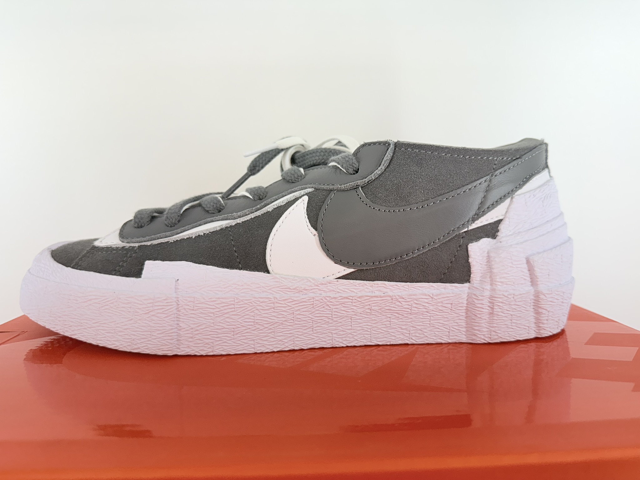 SACAI × NIKE BLAZER LOW "IRON GREY"【未使用品】（NIKE スニーカー）