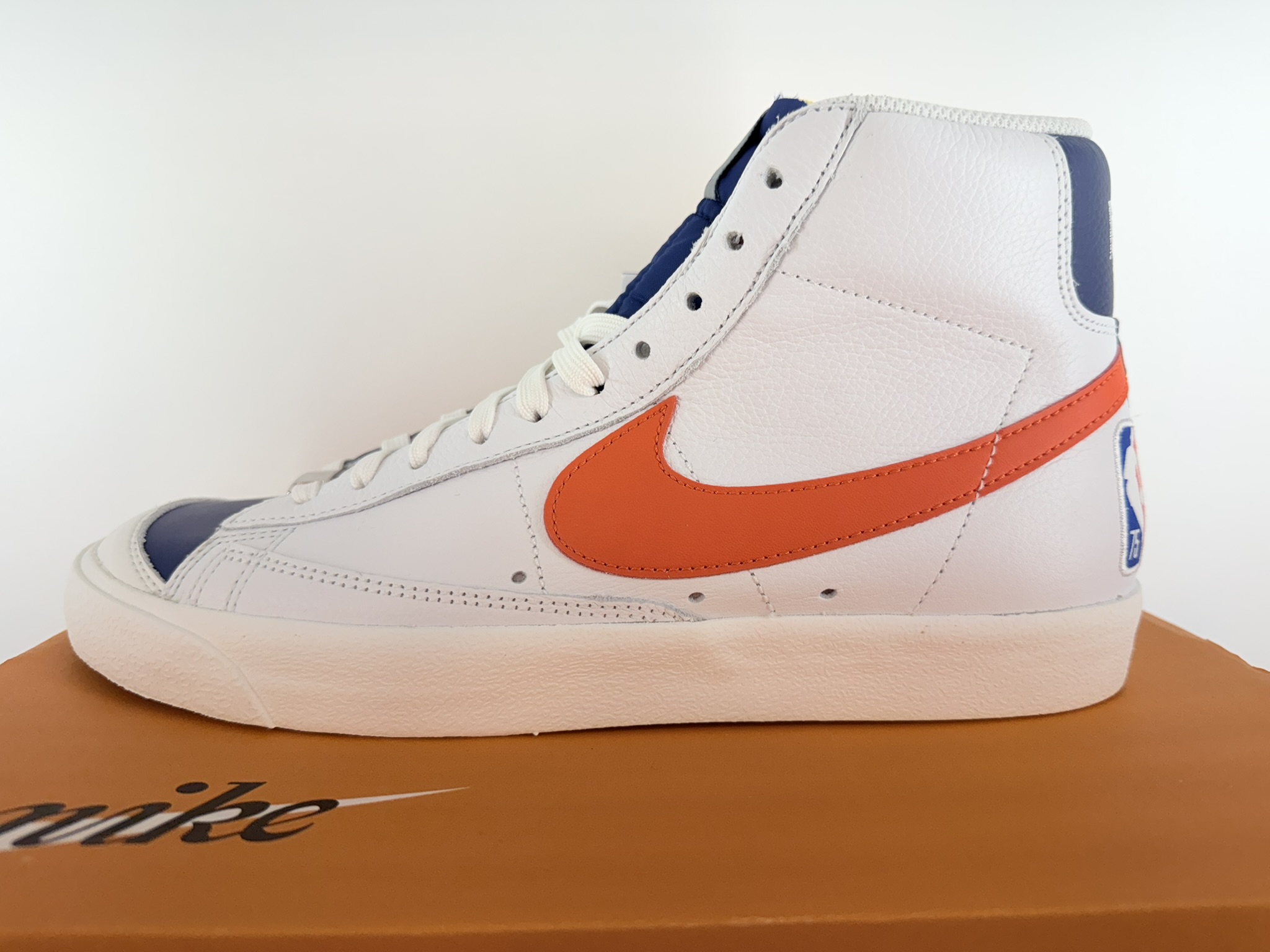 NBA × Nike Blazer Mid ' 77EMB "Knicks"【未使用品】（NIKE スニーカー）